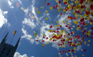 Un lâcher de ballons en Grande Bretagne, en 2001.