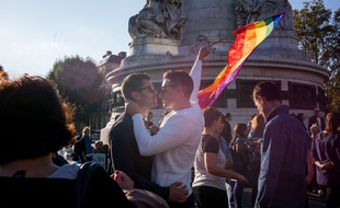 Des centaines de personnes ont participé à contre-manifestation pendant que La Manif pour tous, opposée au mariage homosexuel, défilait dans Paris le 16 octobre 2016.