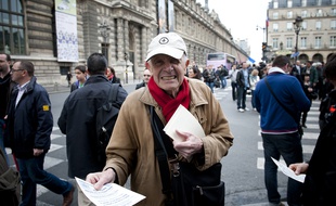 Le 01 mai 2012. A cinq jour du second tour de l'election presidentielle, Marine Le Pen et plusieurs milliers de militants du Front National, celebrent un 1er mai tres politique. Parti de la place du Palais Royal, le cortege s'est arrete pour un hommage a Jeanne d'Arc, puis a pris la direction de la place de l'Opera pour assiste au meeting de Marine Le Pen. ici Xavier DOR, du mouvement anti-avortement SOS TOUT-PETITS. // PHOTOS : V. WARTNER / 20 MINUTES.FR