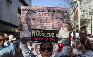 Une femme porte le portrait du journaliste Javier Valdez, assassiné au Mexique.