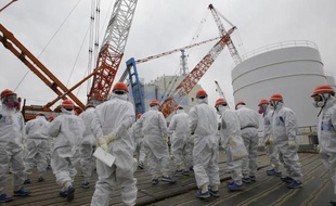 Des employés de l'entreprise japonaise TEPCO sur le site de la centrale nucléaire de Fukushima Daiishi le 10 mars 2014