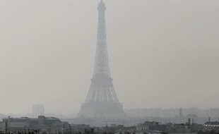 La Tour Eiffel sous le nuage de pollution du 14 mars 2014