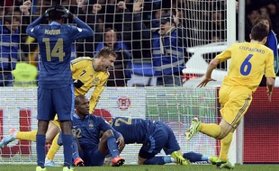 Les joueurs de l'équipe de France, à terre lors de la défaite contre l'Ukraine le 15 novembre 2013 à Kiev.