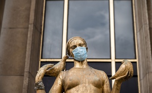 Une statue masquée, au Trocadéro, à Paris. (archives