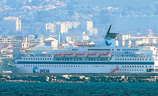 Un ferry de la Société nationale maritime Corse Méditerranée dans le port.