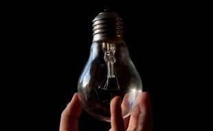 Les ampoules à filament, nées à la fin du XIXe siècle, vont s'éteindre définitivement le 31 décembre avec le retrait à la vente des ultimes spécimens, trop énergivores et progressivement invitées depuis quelques années à laisser la place aux lampes fluocompactes, halogènes et LED.