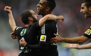 L'attaquant de Lyon Alexandre Lacazette, impliqué dans les chants hostiles entonnés par huit joueurs de l'OL à l'encontre de Saint-Etienne, dimanche du balcon de la mairie de Lyon en présentant la Coupe de France aux supporteurs, s'est excusé mercredi sur son compte Facebook.