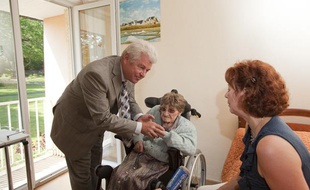 La doyenne des Français, Marie-Thérèse Bardet (au milieu), avec le président du Conseil général de Loire-Atlantique, Philippe Grosvalet (à gauche), le 25 mai 2012.