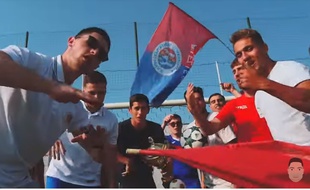 Enzo Trupiano (à gauche) et ses coéquipiers du Saint-Lys Olympique dans le clip de «On a encore gagné»