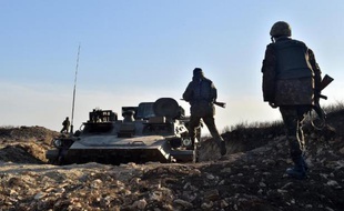 Des soldats ukrainiens sur la ligne de front dans la région de Donetsk, le 11 mars 2015