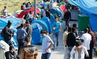 Des réfugiés dans un camp de fortune le 27 mai 2016 à Paris