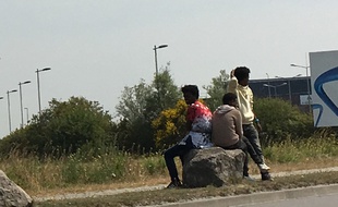 Calais, le 20 juin 2017 - Des exiles africains attendent a proximite d une station service