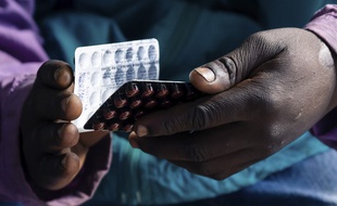 Illustration: Un malade du Sida tient des plaquettes de médicaments, à Harare, au Zimbabwe, le 24 juin 2019.