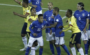 Neymar au coeur d'une altercation avec les joueurs colombiens lors de la Copa America, le 17 juin 2015.