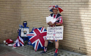 Les fans de la famille royale britannique campent devant la résidence de Kate et William, à Londres, le 12 juillet 2013.