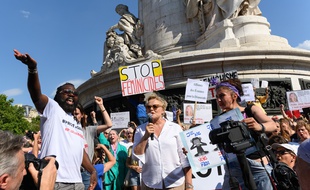 Plusieurs centaines de personnes, dont la comédienne Muriel Robin, se sont rassemblées, place de la République, à Paris, pour dénoncer les meurtres de femmes.