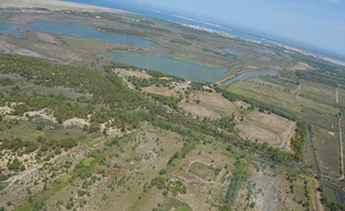 Le site de stockage de 66.000m3 d'hydrocarbures est situé à 500m de la plage de l'Espiguette