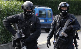 Les forces de l'ordre suisses sont à la recherche d'un forcené, à Bienne, jeudi 9 septembre 2010.