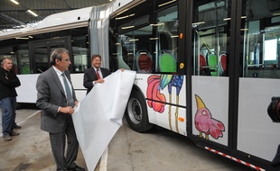 Dessin de Tomi Ungerer dévoilé par le maire de Strasbourg Roland Ries sur un bus de la CTS. (Archives)
