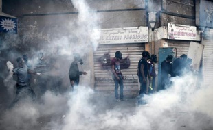 Des manifestants bahreïnis lors de heurts avec la police, le 30 janvier 2015, dans la périphérie de Manama