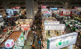 Des visiteurs dans les allées de la grande foire annuelle du livre à Hong Kong, le 20 juillet 2016