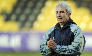 L'ancien sélectionneur de l'équipe de France, Raymond Domenech, lors d'un entraînement des moins de 11 ans de l'Austria Vienne, le 15 janvier 2011.
