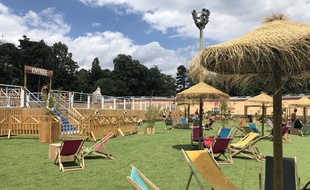 Pour cet été, Lyon accueille sa première piscine éphémère au cœur du parc de la Tête d'or.