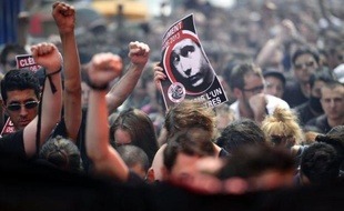 Un skinhead de 20 ans soupçonné de la mort du jeune militant d'extrême gauche Clément Méric a été mis en examen et placé en détention provisoire samedi, mais le juge d'instruction a estimé qu'il n'avait pas eu l'intention de tuer mercredi lors de la rixe mortelle.