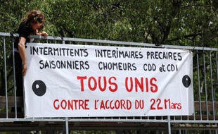 Les intermittents du spectacle grévistes installent une banderole détaillant leurs revendications le 6 juin 2014 à Montpellier
