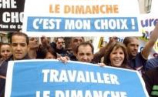 Quelque 2.000 salariés (selon la police et les organisateurs) de plusieurs enseignes de distribution ont manifesté jeudi à Paris, aux abords de l'Assemblée nationale, pour défendre le travail dominical, a constaté une journaliste de l'AFP.