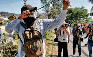 Des enseignants de l'état du Guerrero et des étudiants lancent le 2 décembre 2014 des pierres contre le congrès local au cours d'une manifestation contre la disparition de 43 étudiants mexicains il y a plus de deux mois