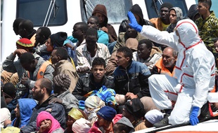 Des migrants pris en charge en Méditerranée, le 19 mai 2015