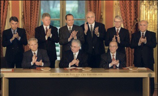 Habile tacticien, Slobodan Milosevic s'impose comme l'interlocuteur incontournable pour assurer en 1995 la conclusion des accords de Dayton (Etats-Unis) qui mettent fin au conflit.