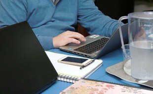 Illustration d'une personne en télétravail.