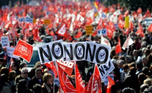 Des milliers de personnes ont manifesté dimanche dans les rues de Madrid à l'appel des syndicats, contre la réforme du travail mise en place par le gouvernement de droite pour lutter contre le chômage, test de la mobilisation avant une grève générale prévue le 29 mars.