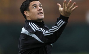 L'ouvreur de la Nouvelle-Zélande, Dan Carter lors d'un entraînement le 19 novembre 2009 à Twickenham.