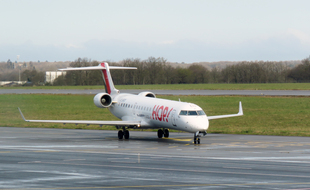 Un avion de la compagnie Hop sur la piste de l'aéroport de Rennes Saint-Jacques.