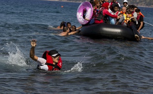 Une embarcation de migrants arrive sur l'île grecque de Lesbos le 11 septembre 2015.