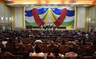Le parlement provisoire centrafricain a commencé à voter lundi à la mi-journée pour élire un nouveau chef de l'Etat de transition parmi huit candidats, dont deux femmes, lors d'une séance publique.