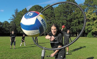 Les membres du Nantes Quidditch s'entraînent chaque semaine sur le campus du Tertre.