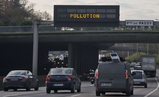 Des véhicules circulent sur le périphérique parisien, le 16 décembre 2016, alors qu'un pic de pollution s'est déclaré.