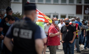 Des salariés de la Fonderie de Bretagne étaient mobilisés devant le tribunal de Lorient au moment de l'audience réclamée par Renault, désireux de lever le blocage du site industriel de Caudan (Morbihan).