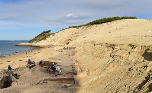 La célèbre dune du Pilat, sur le Bassin d'Arcachon, fait l'objet de fouilles archéologiques.