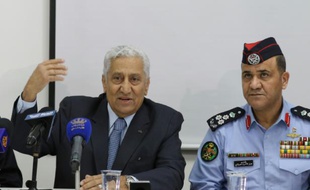 Le Premier ministre jordanien Abdallah Nsour (à gauche), lors d'une conférence de presse au camp d'Azraq en Jordanie, le 30 janvier 2016