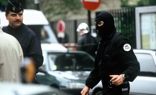 Un policier du RAID lors de la prise d'otages à l'école maternelle Charcot, par Erick Schmitt, surnomme «HB» (Human Bomb), le 13 mai 1993.