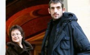En pleine vague de froid et trois jours après l'éviction d'un campement à Paris, le Premier ministre François Fillon s'est engagé mardi à ce qu'un "contrat" soit signé le 15 janvier avec les associations de sans-abri, qui se disent "satisfaites mais vigilantes".