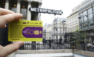 Un pass Navigo présenté à l'entrée d'une station de métro le 10 décembre 2014 à Paris