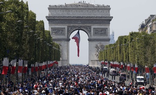 La foule commence à affluer ce lundi vers 15h sur les Champs Elysées avant l'arrivée des Bleus qui ne devraient pas défiler avant 18h, avec une heure de retard sur le programme.