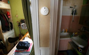 Photo prise le 26 février 2010 d'un détecteur de fumée dans un appartement à Paris