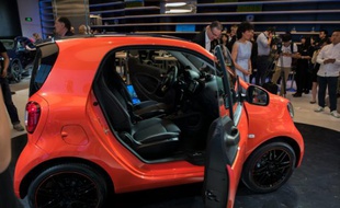 Une voiture électrique Smart « Fortwo » exposée sur le stand Mercedes au salon automobile de Pékin, le 24 avril 2016.